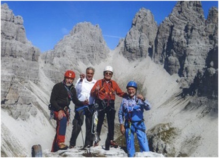 Il brindisi in vetta. Da sinistra Mario Lubee (63 anni), Ruggero Petris (72 anni), Giorgio Quaranta (il festeggiato) e RenatoCamilotti (68 anni).